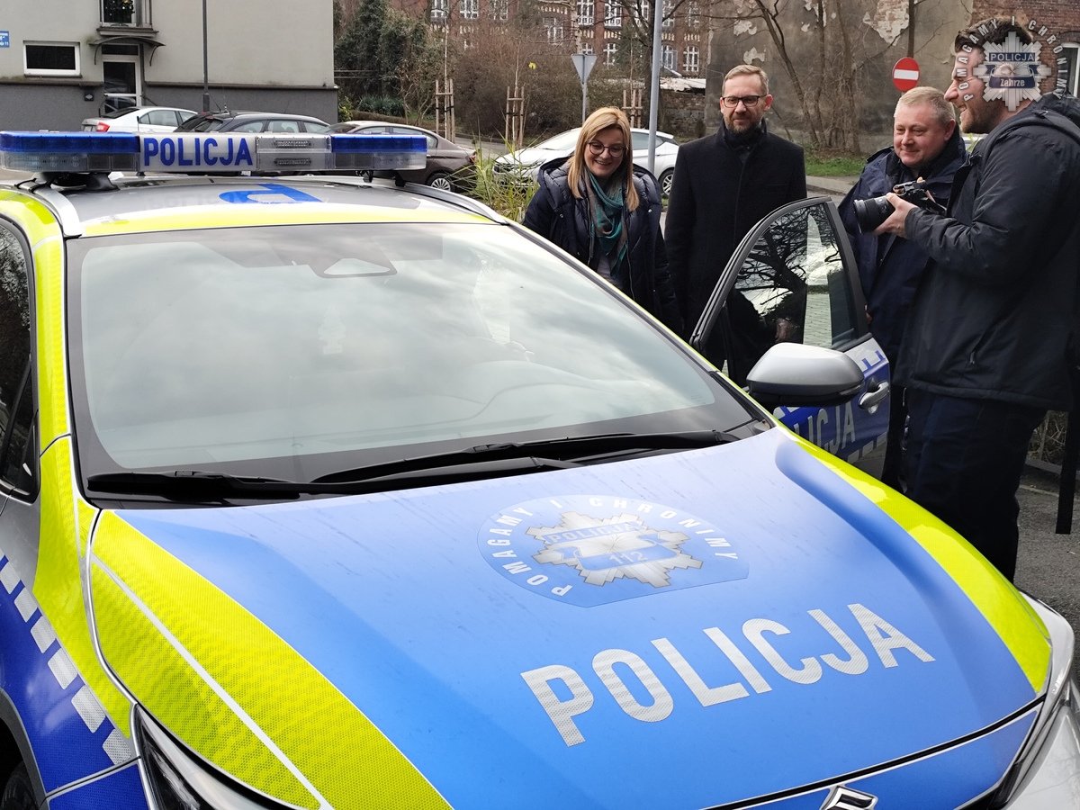 Nowy radiowóz dla zabrzańskiej policji – ekologiczne wsparcie dzielnicowych