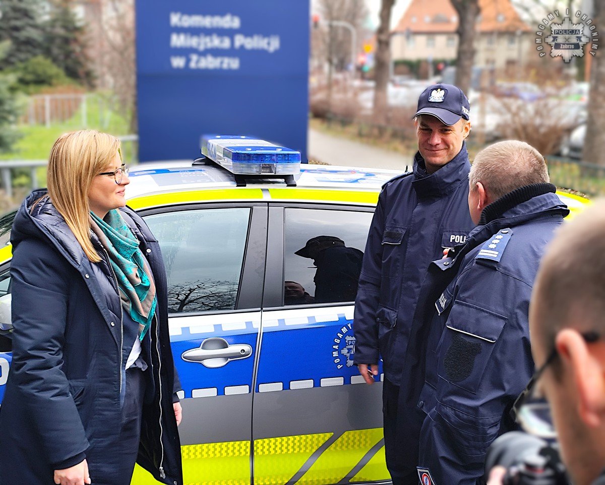 Nowy radiowóz dla zabrzańskiej policji – ekologiczne wsparcie dzielnicowych