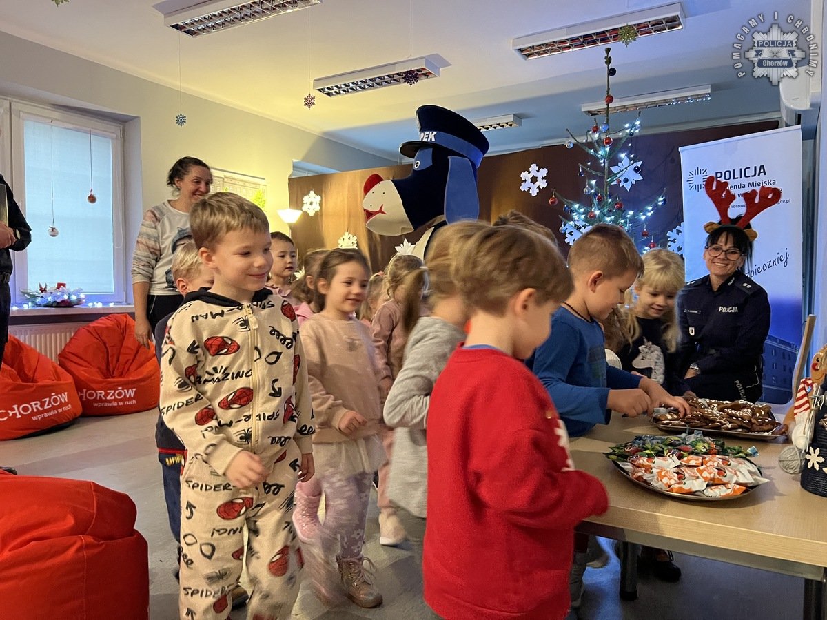 Świąteczne czytanie bajek na chorzowskiej komendzie 20