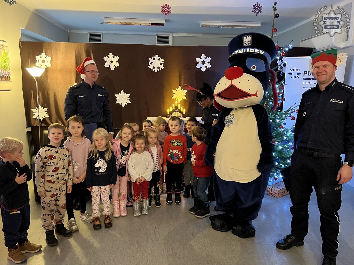 Świąteczne czytanie bajek na chorzowskiej komendzie 21