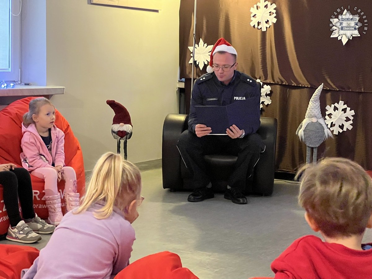 Świąteczne czytanie bajek na chorzowskiej komendzie 22