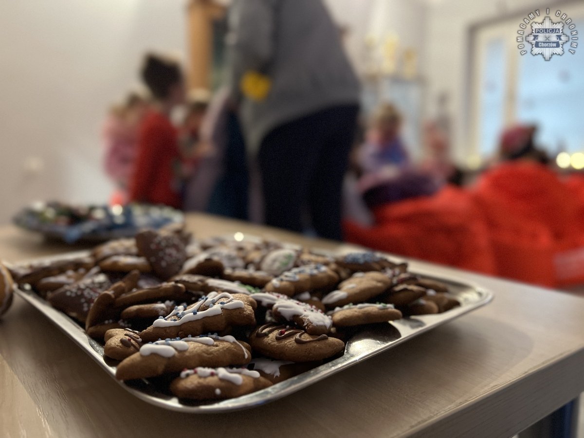 Świąteczne czytanie bajek na chorzowskiej komendzie 23