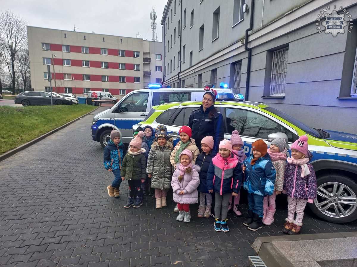 Świąteczne czytanie bajek na chorzowskiej komendzie 39