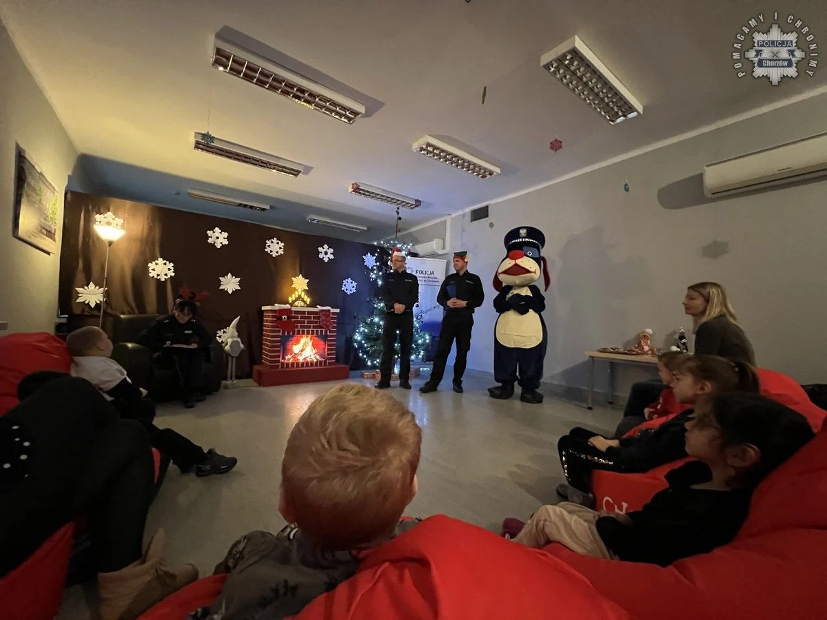 Magia świąt w chorzowskiej komendzie – wyjątkowe odwiedziny najmłodszych