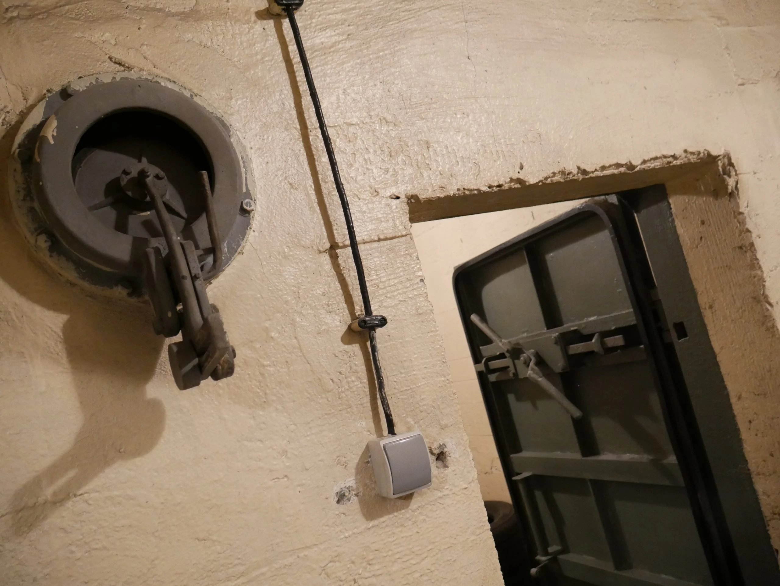 Schrony i ukrycia – gdzie ich szukać?