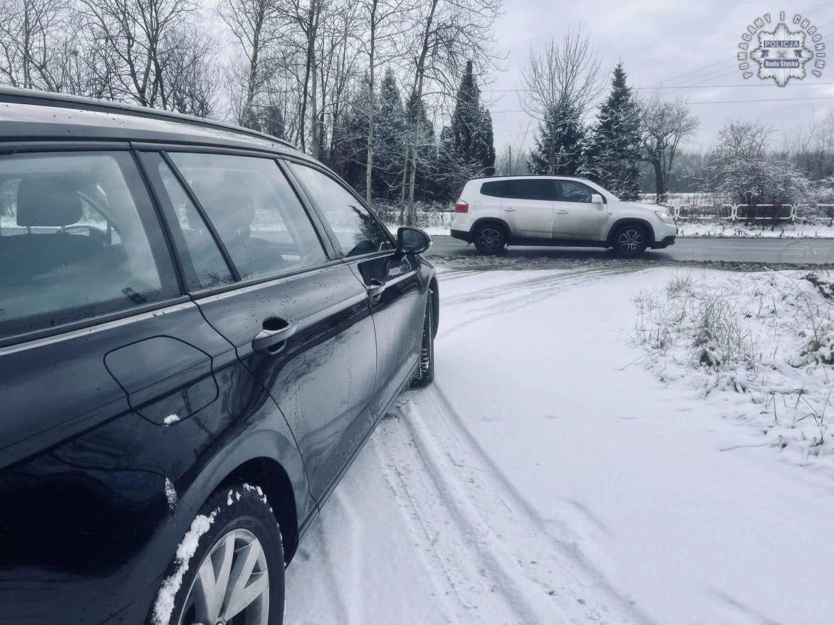 Zimowa aura na drogach. Policjanci apelują o rozwagę