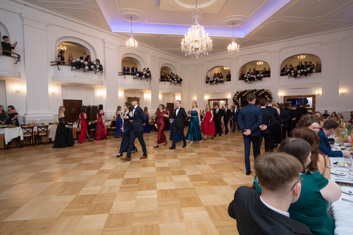 Studniówka uczniów "Mickiewicza" 49