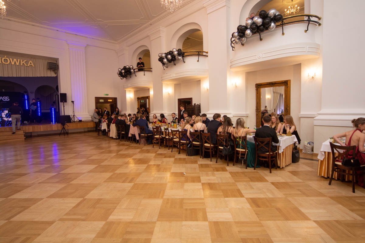 Studniówka uczniów "Mickiewicza" 56