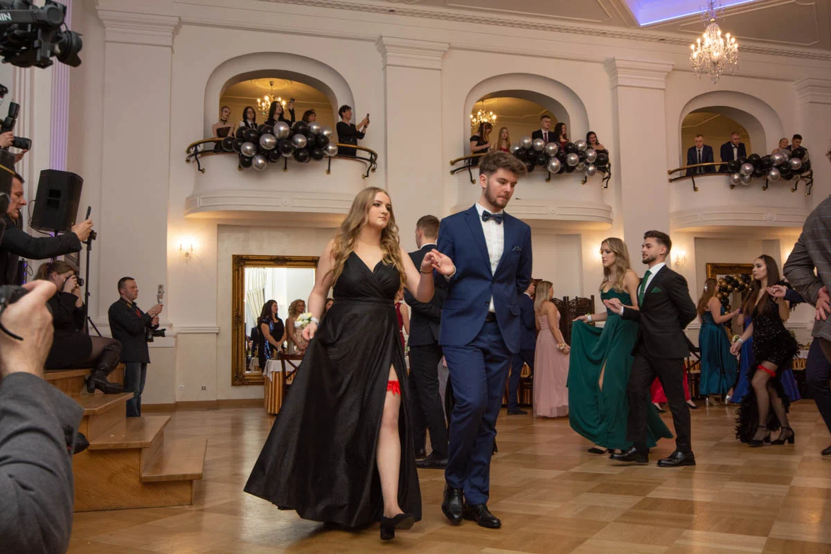 Poloneza czas zacząć! Studniówka uczniów I LO im. Adama Mickiewicza [GALERIA]