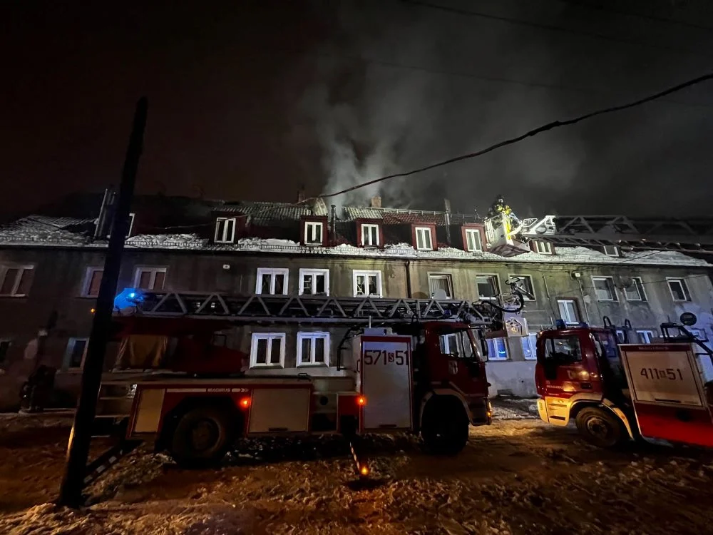 Pożar poddasza przy ulicy Owocowej w Goduli. W akcji brało udział ponad 40 strażaków!