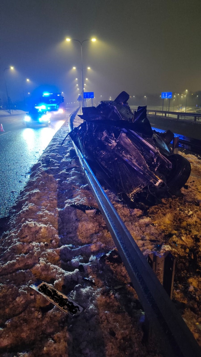 Dachowanie samochodu na trasie N-S w Rudzie Śląskiej