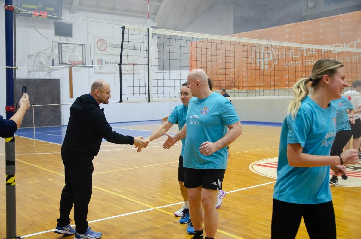 Mecz siatkówki pomiędzy sztabami WOŚP 10