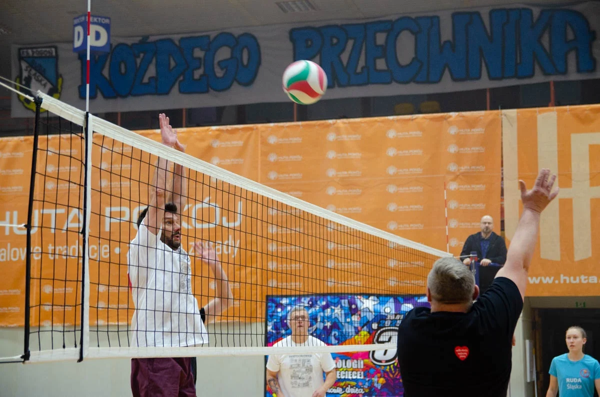 Mecz siatkówki pomiędzy sztabami WOŚP 12