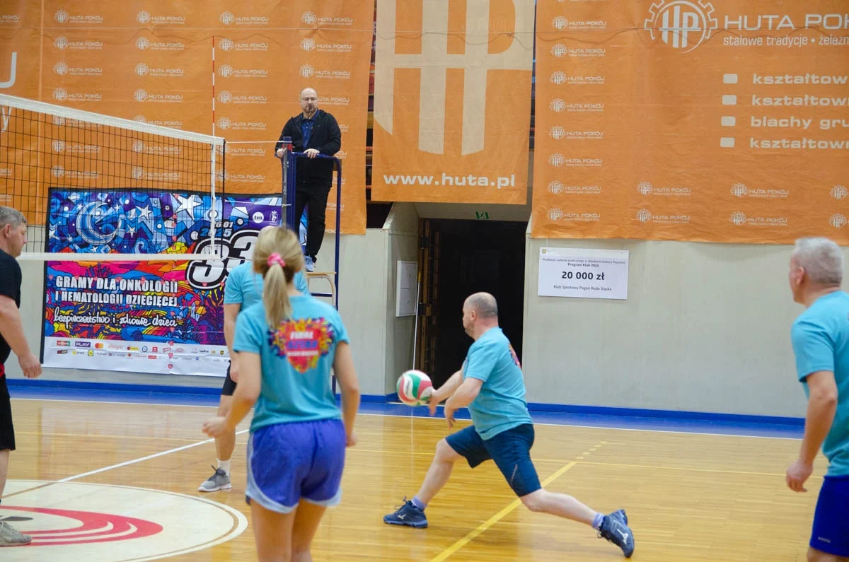 Mecz siatkówki pomiędzy sztabami WOŚP 13