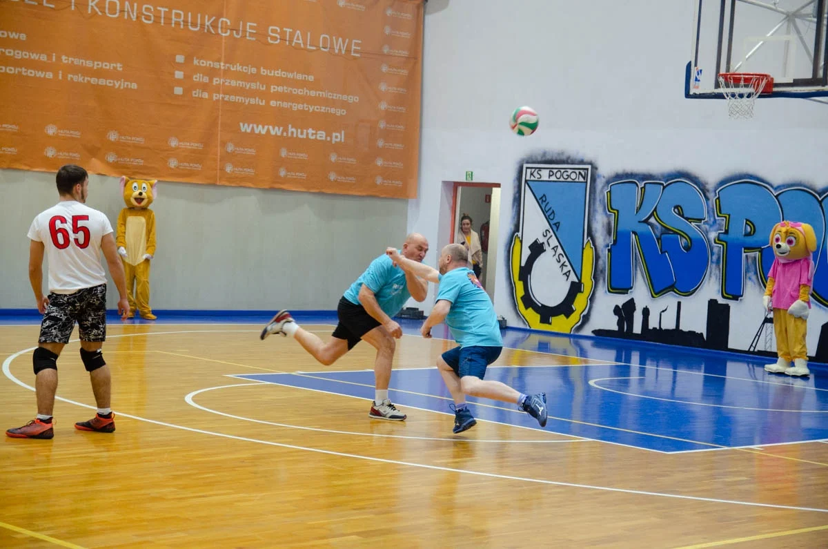 Mecz siatkówki pomiędzy sztabami WOŚP 17