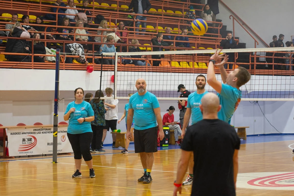 Mecz siatkówki pomiędzy sztabami WOŚP 24