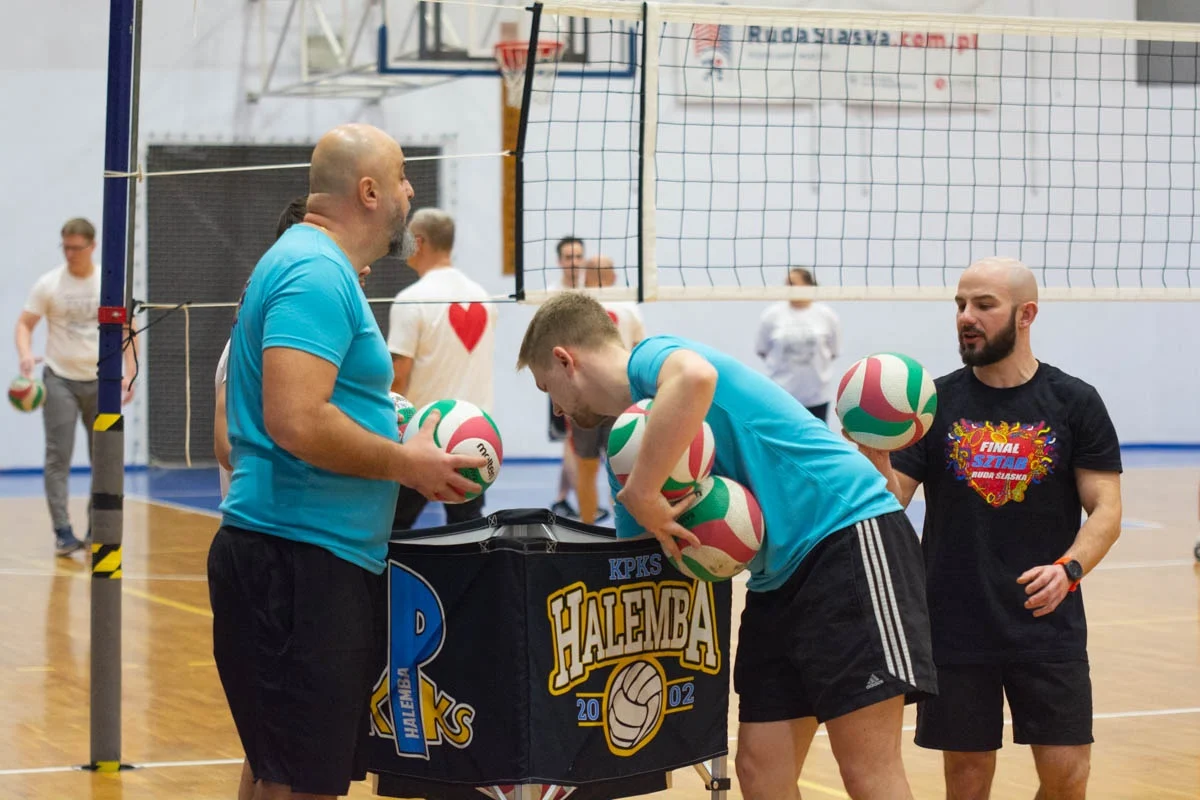 Mecz siatkówki pomiędzy sztabami WOŚP 35