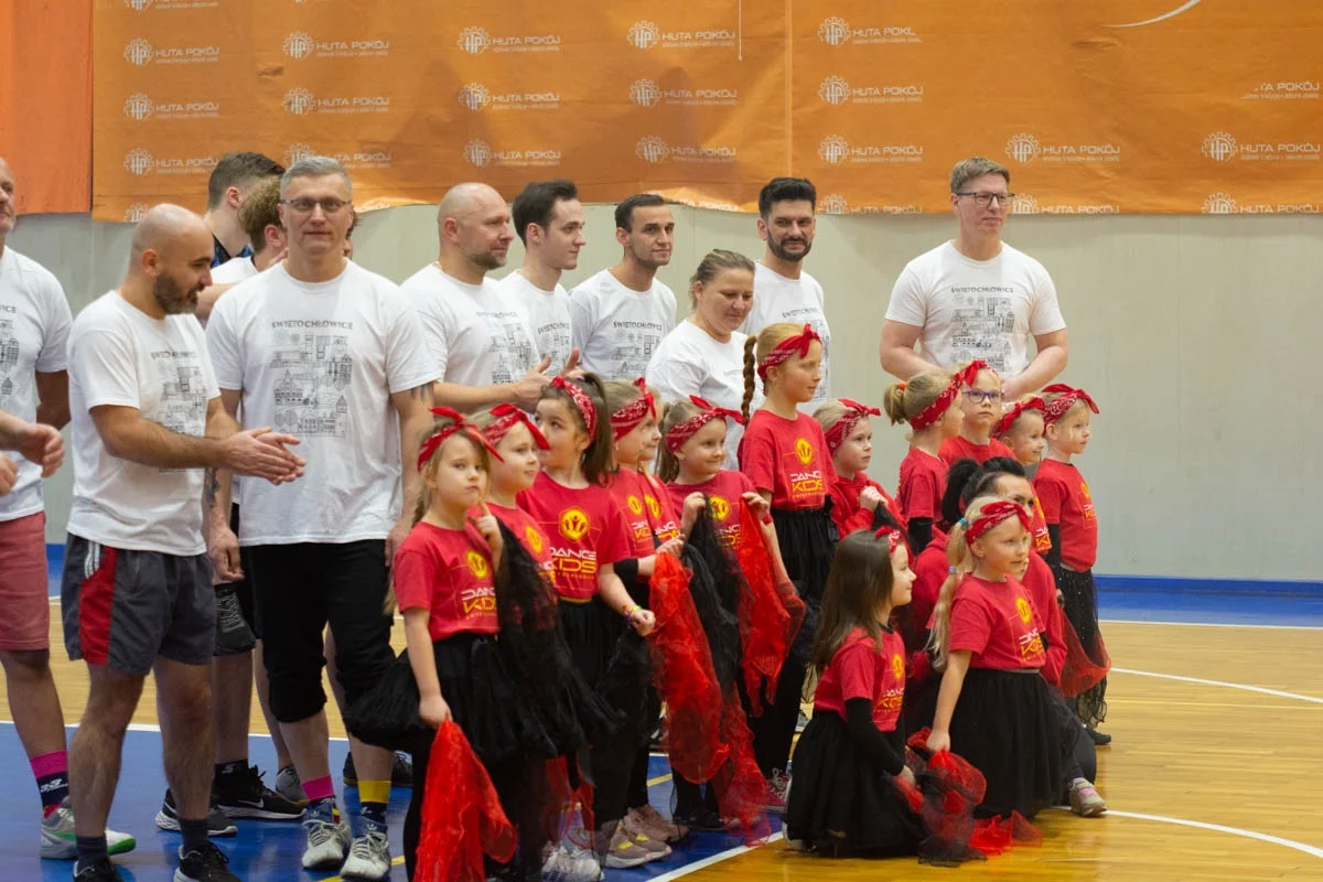 Mecz siatkówki pomiędzy sztabami WOŚP 56