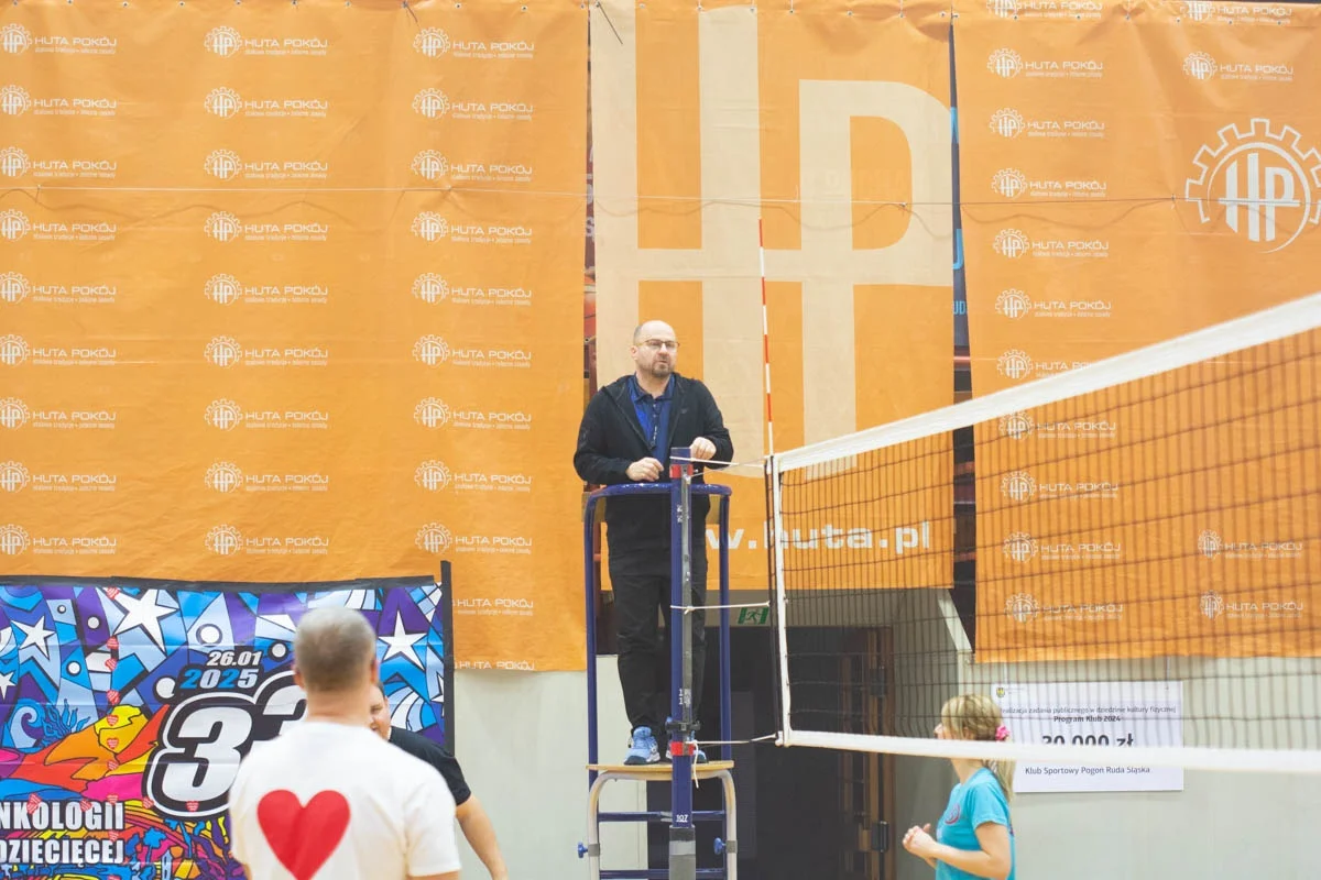 Mecz siatkówki pomiędzy sztabami WOŚP 61