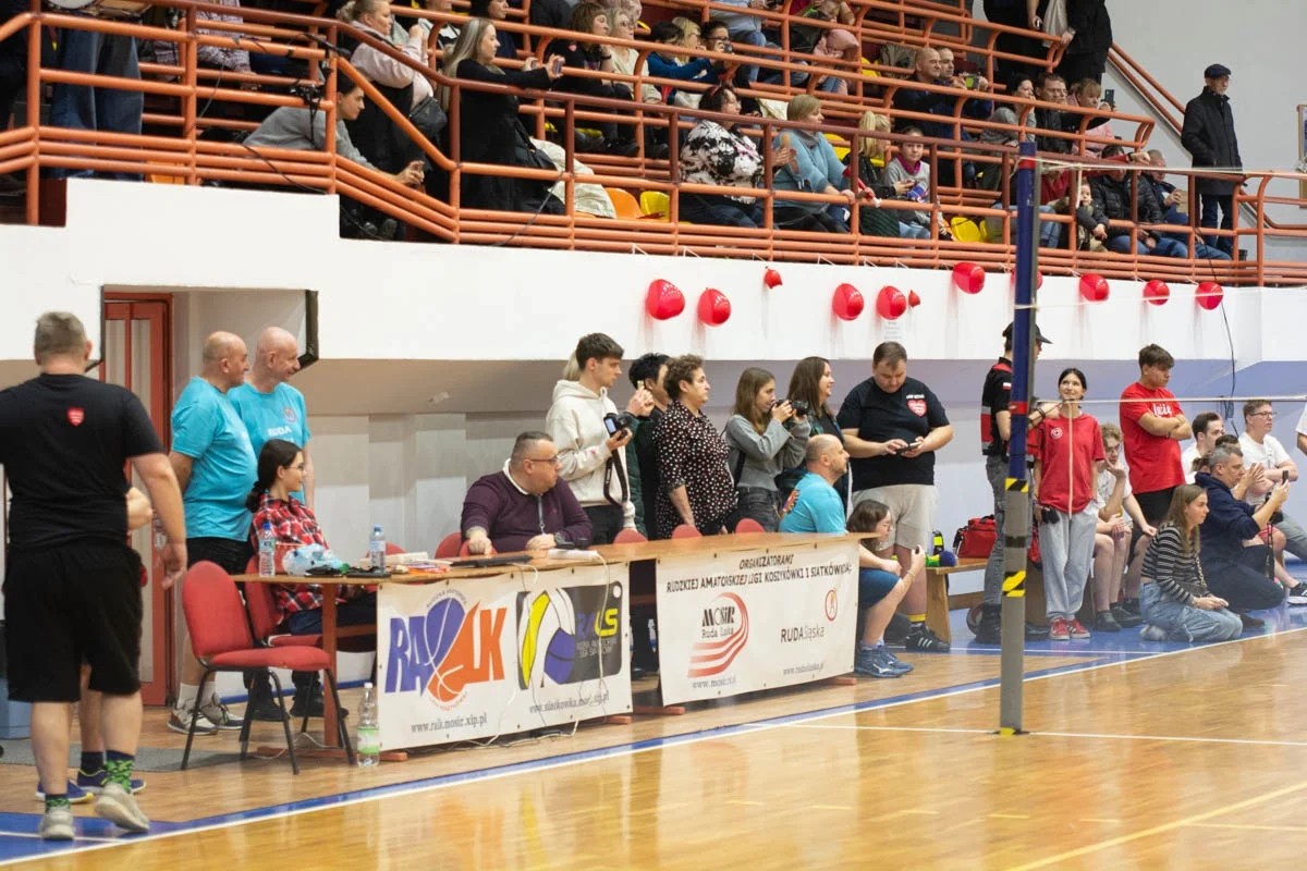 Mecz siatkówki pomiędzy sztabami WOŚP 77