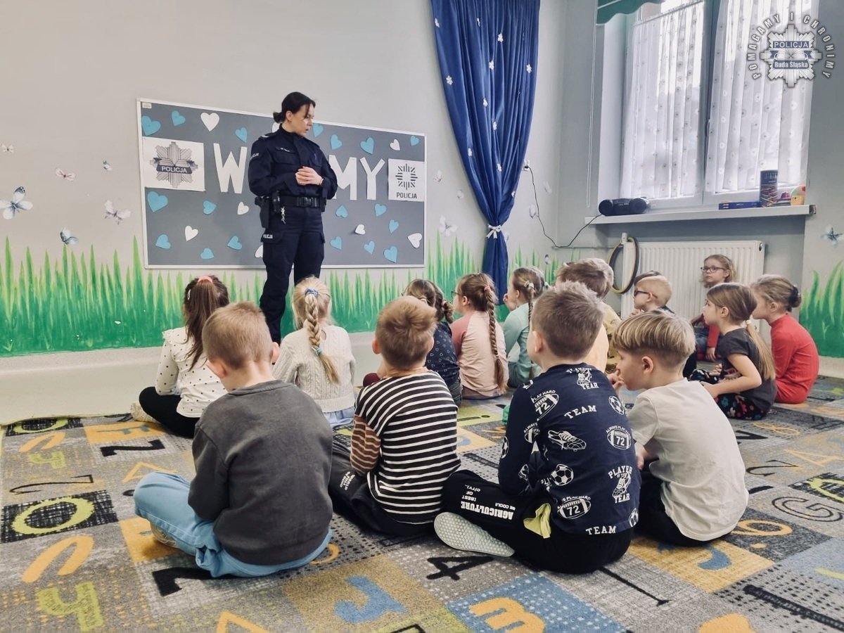 Dzieci w Rudzie Śląskiej uczą się bezpieczeństwa na stoku z Policją i Sierżantem Rudą