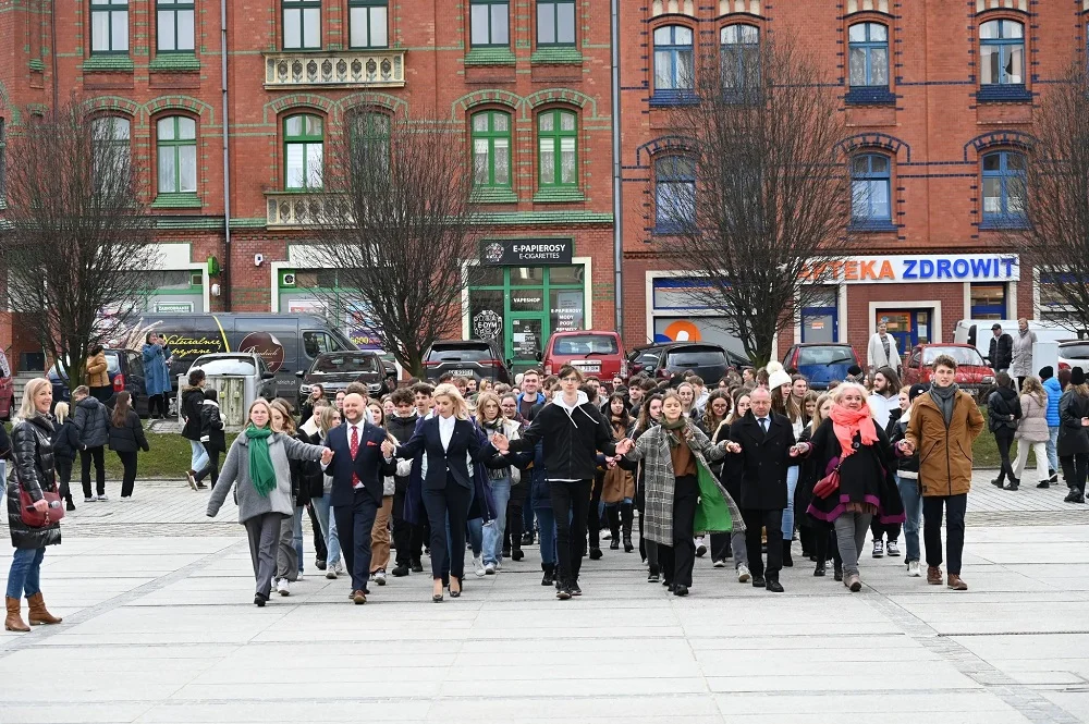 Maturzyści zatańczą poloneza na rynku w Rudzie Śląskiej