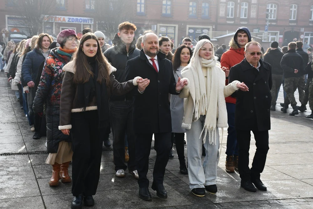 Maturzyści zatańczyli poloneza na rynku w Rudzie Śląskiej