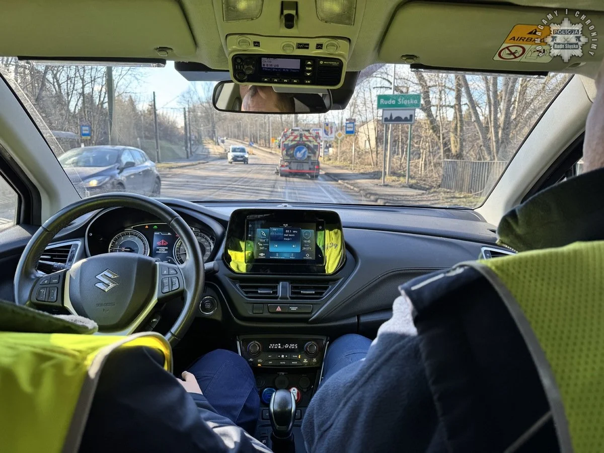 Błoto na ul. Karola Goduli w Rudzie Śląskiej. Policja reaguje na zgłoszenia mieszkańców