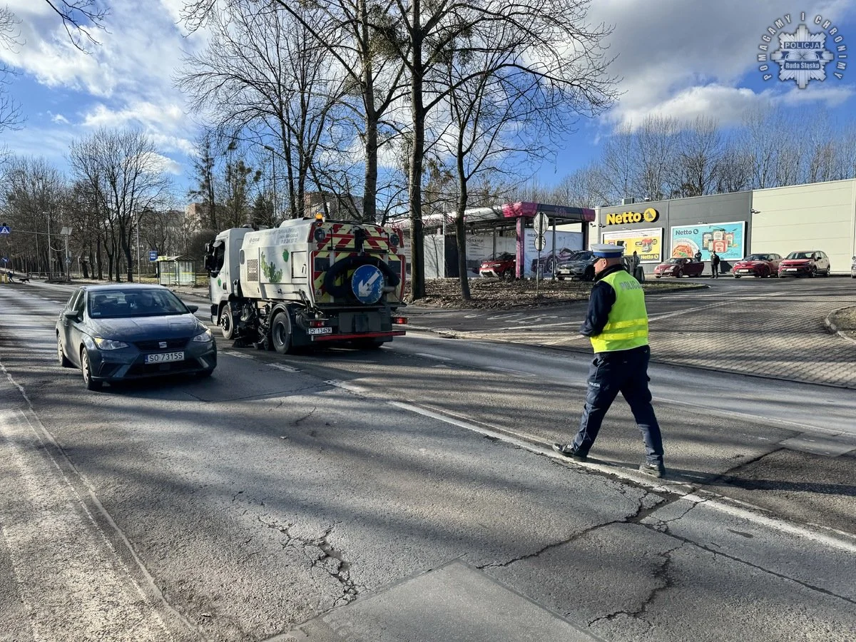 Błoto na ul. Karola Goduli w Rudzie Śląskiej. Policja reaguje na zgłoszenia mieszkańców