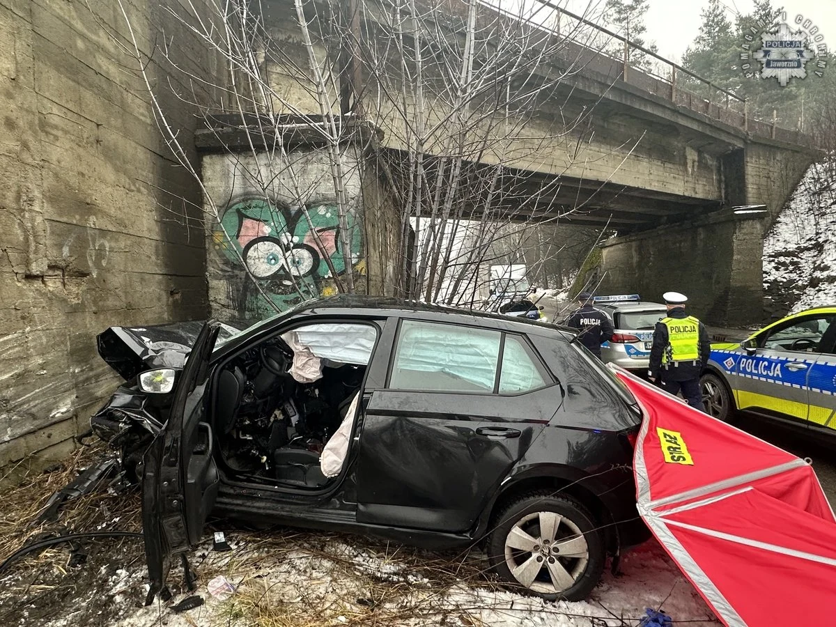 Tragiczny wypadek drogowy w Jaworznie – kierowca nie żyje