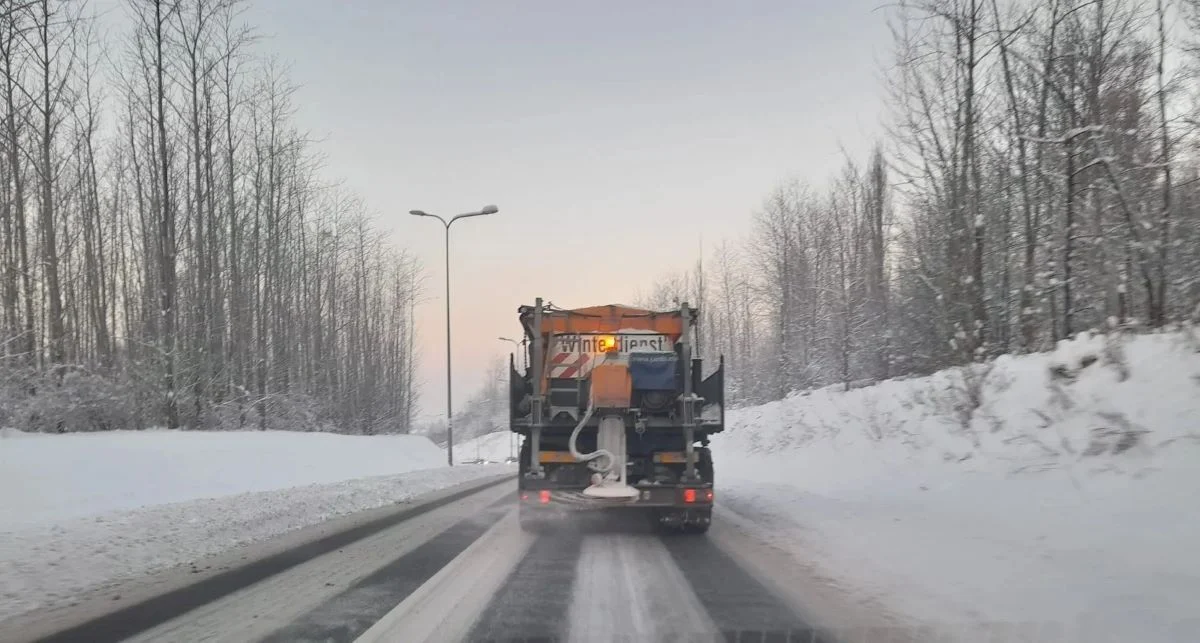 Trudne warunki na drogach i chodnikach w woj. śląskim – wypadki już odnotowane
