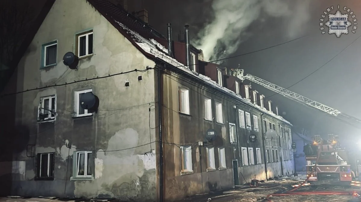 Policjanci uratowali mieszkańców z płonącego budynku w Rudzie Śląskiej