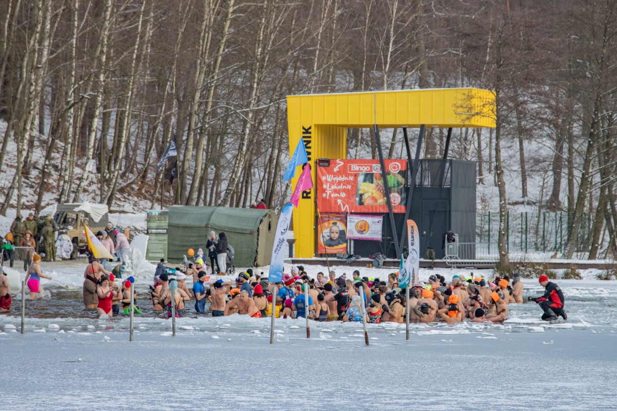 Pomoc przez morsowanie: charytatywna akcja w Wodzisławiu Śląskim