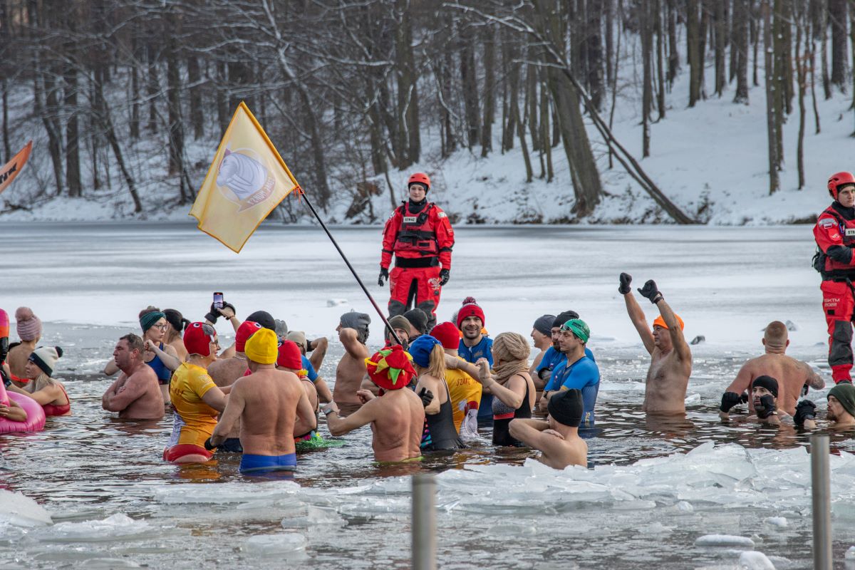 Pomoc przez morsowanie: charytatywna akcja w Wodzisławiu Śląskim