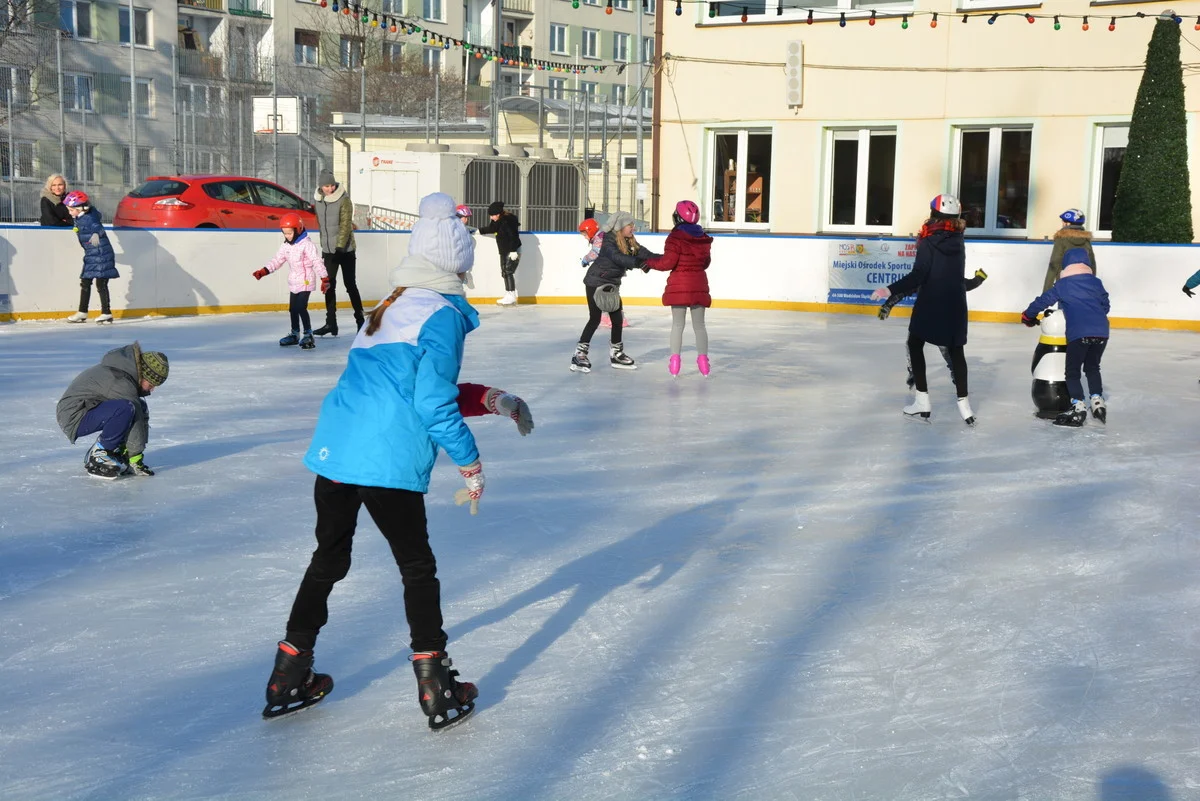Zimowa zabawa na łyżwach! Lodowisko w Wodzisławiu Śląskim czeka na ciebie!