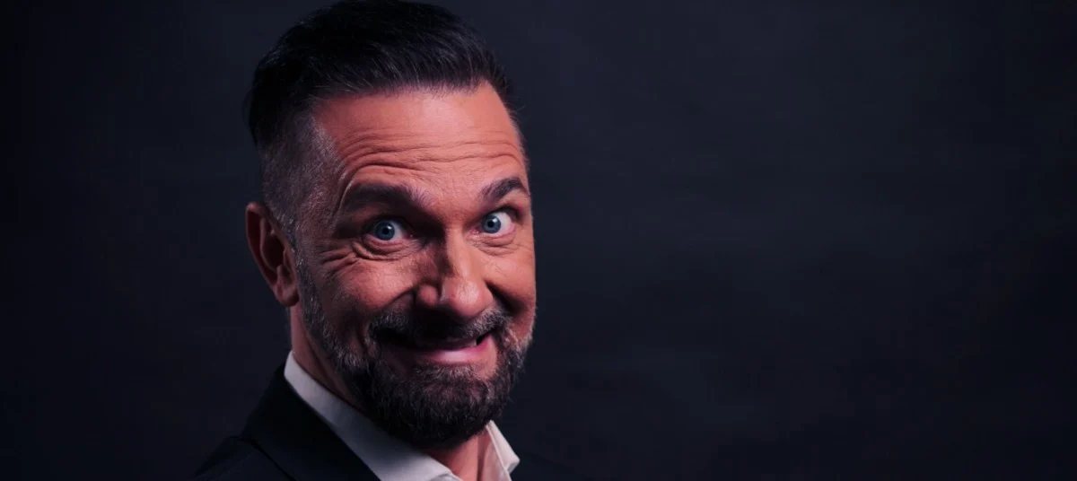 Stand-up pełen ciętych żartów – Robert Korólczyk w WCK!