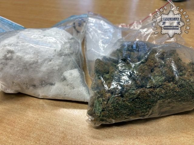 Policjanci przejęli ponad 1 kilogram narkotyków w mieszkaniu 27-latki