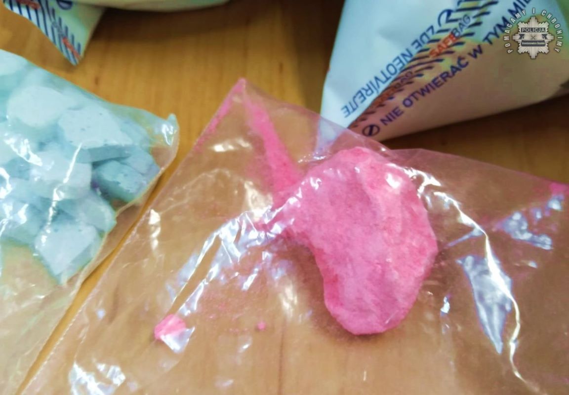 Policjanci przejęli ponad 1 kilogram narkotyków w mieszkaniu 27-latki