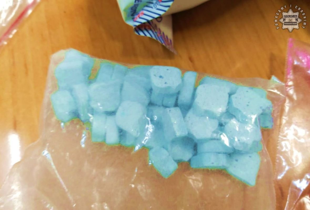 Policjanci przejęli ponad 1 kilogram narkotyków w mieszkaniu 27-latki