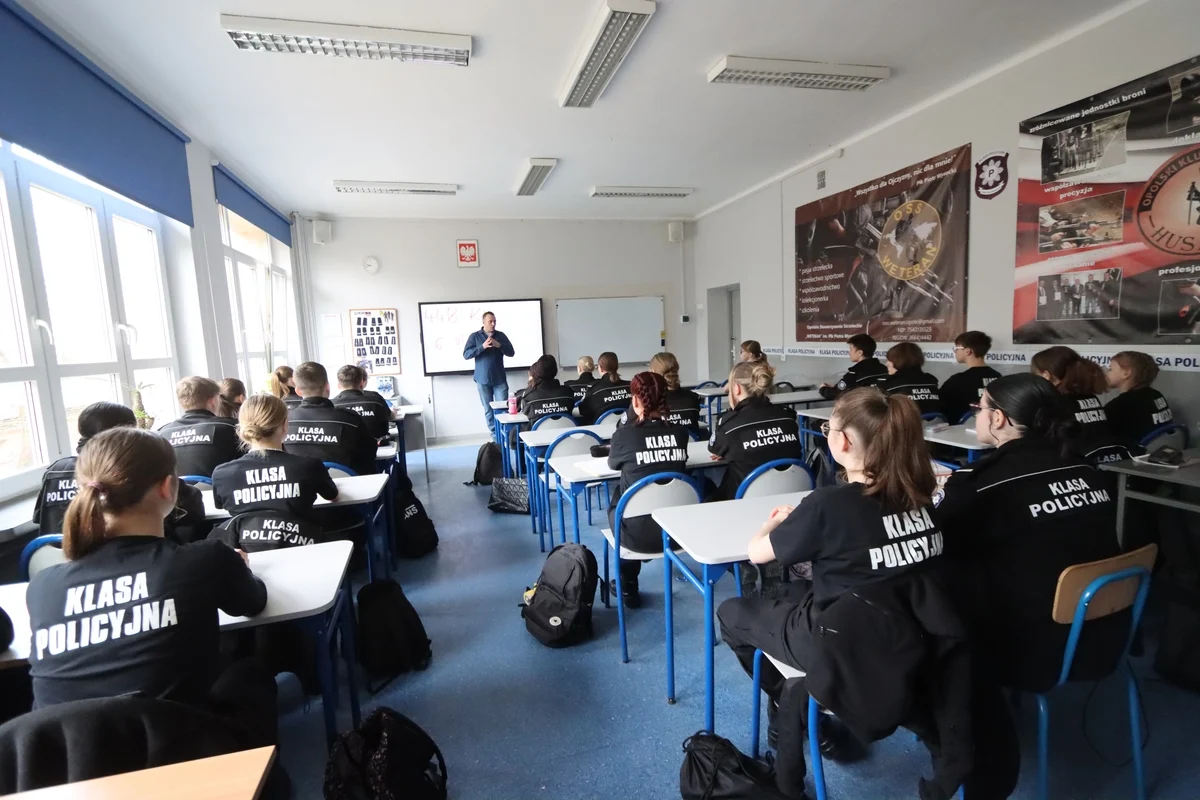 Oddziały mundurowe w szkołach: Nowa szansa na karierę w służbach mundurowych