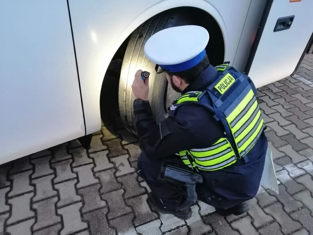 Siemianowicka drogówka kontroluje autokary – zapewnij bezpieczeństwo swojej podróży