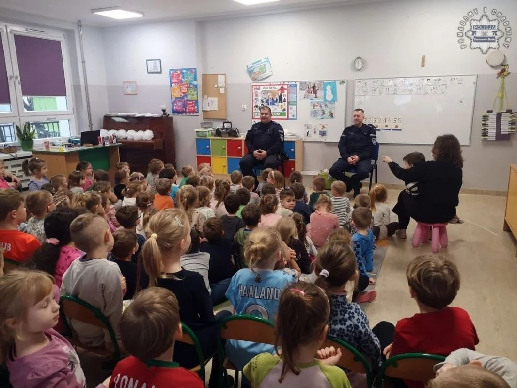 Policjanci wśród dzieci: jak uniknąć zagrożeń podczas zimowych zabaw?