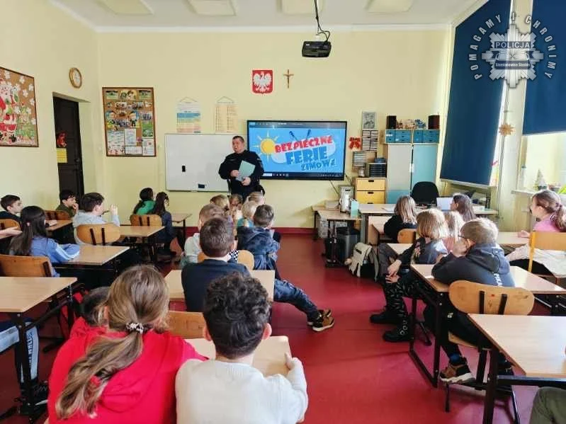 Policjanci wśród dzieci: jak uniknąć zagrożeń podczas zimowych zabaw?