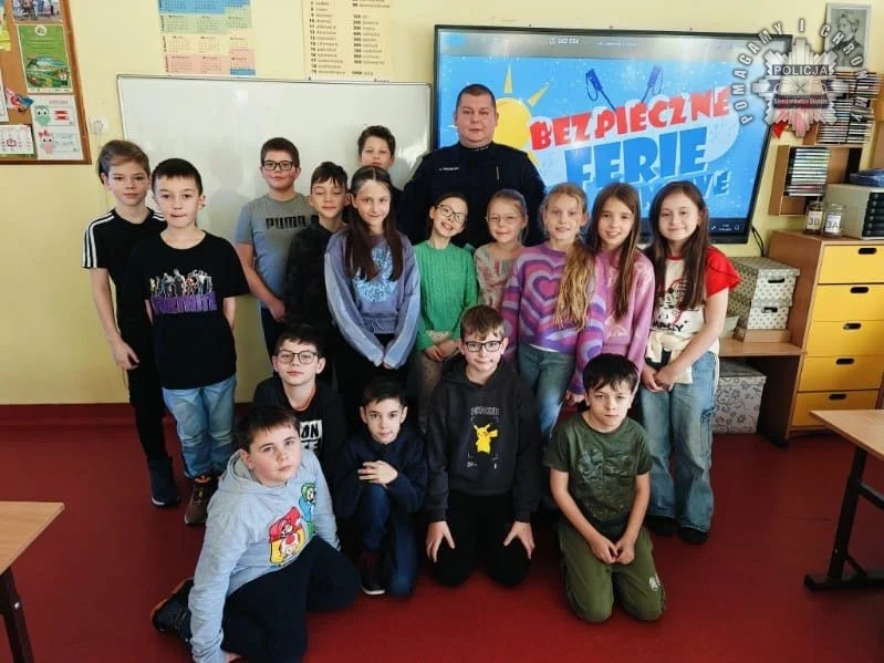 Policjanci wśród dzieci: jak uniknąć zagrożeń podczas zimowych zabaw?