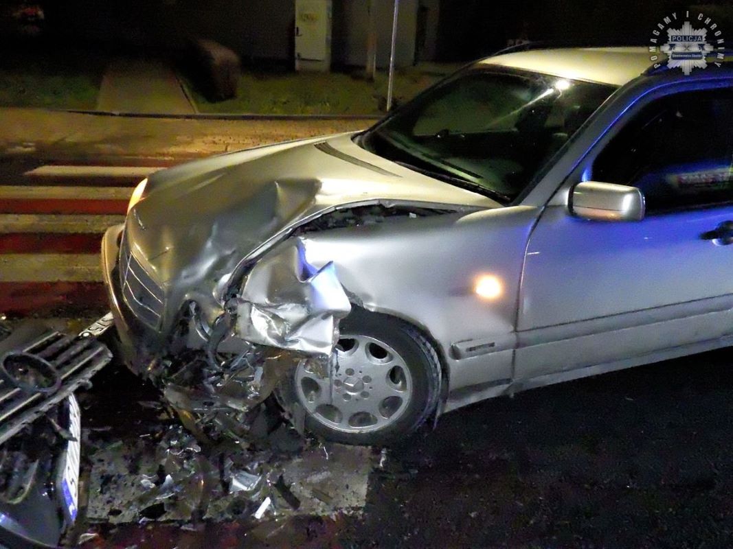 Czołowe zderzenie dwóch samochodów na ulicy Niepodległości