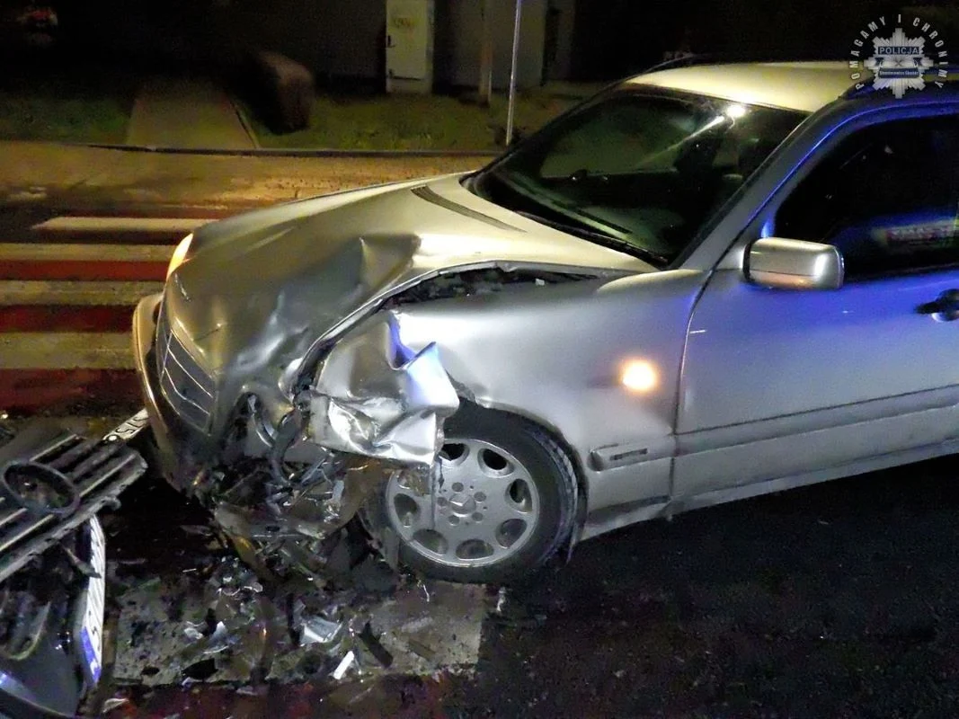 Czołowe zderzenie dwóch samochodów na ulicy Niepodległości