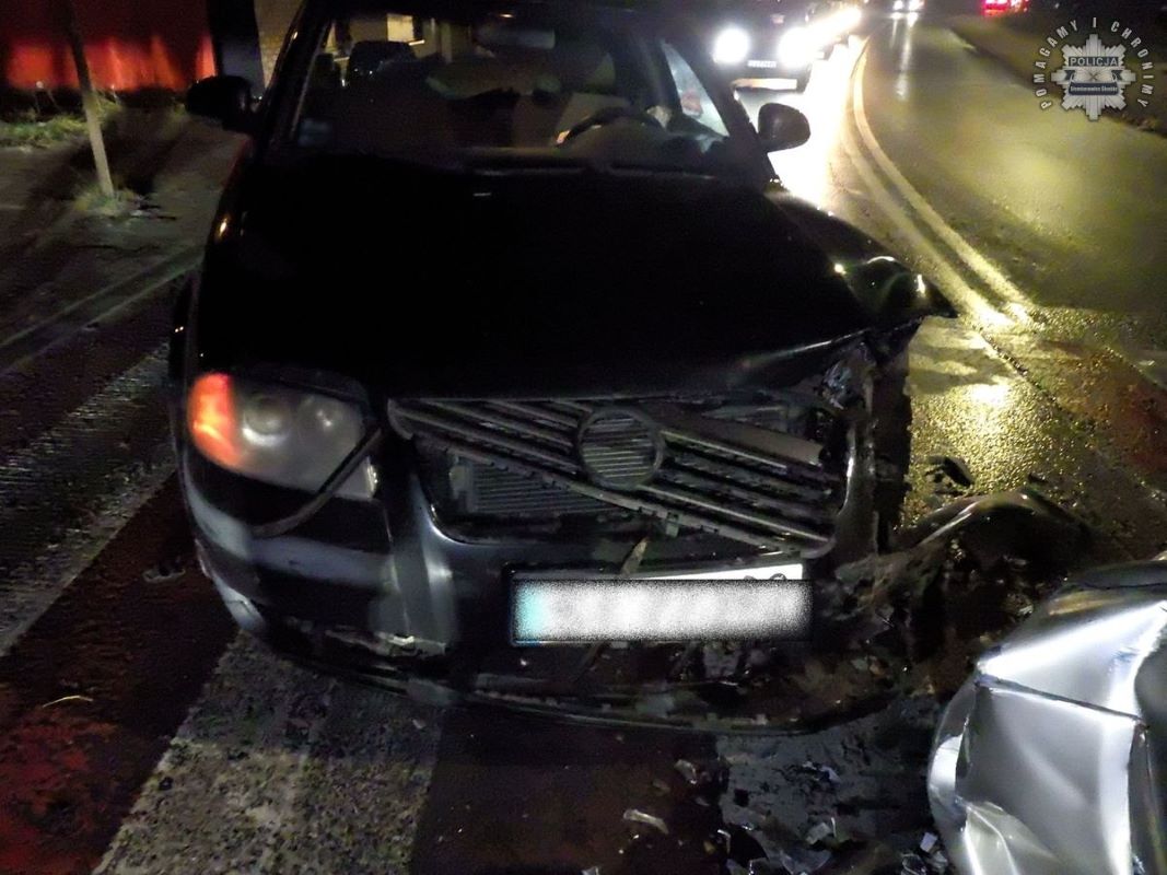 Czołowe zderzenie dwóch samochodów na ulicy Niepodległości