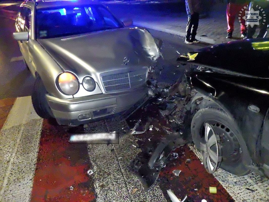 Czołowe zderzenie dwóch samochodów na ulicy Niepodległości