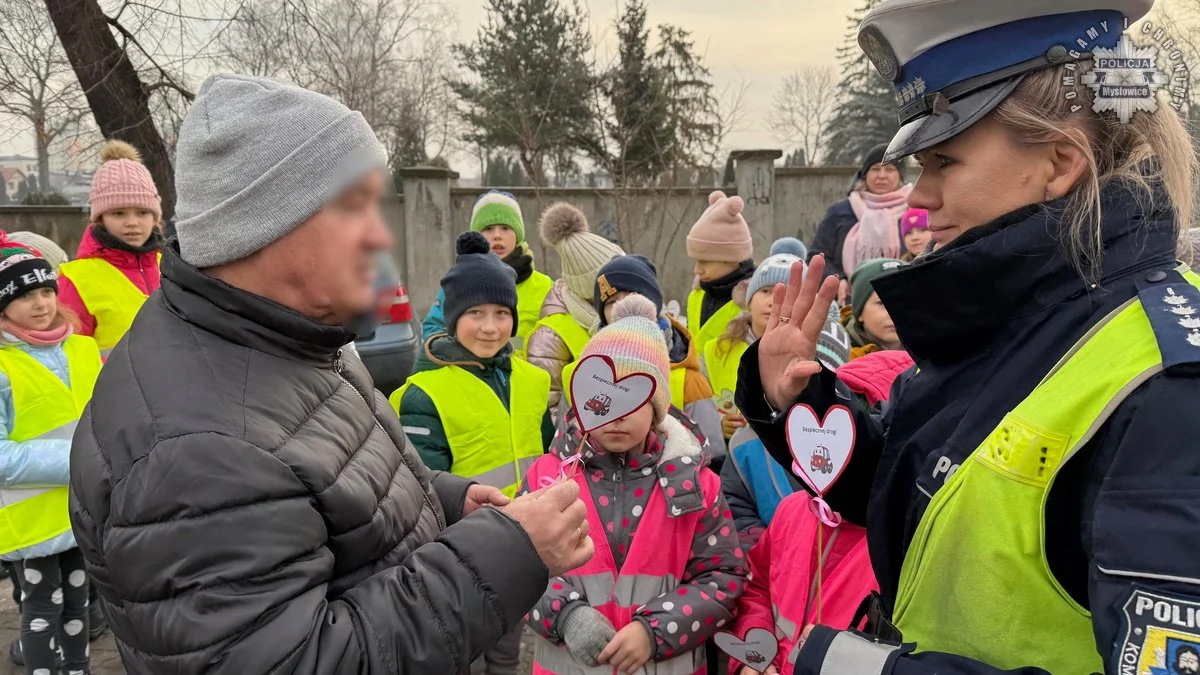 Dzień Babci i Dziadka z sercem: akcja profilaktyczna mysłowickiej drogówki 16