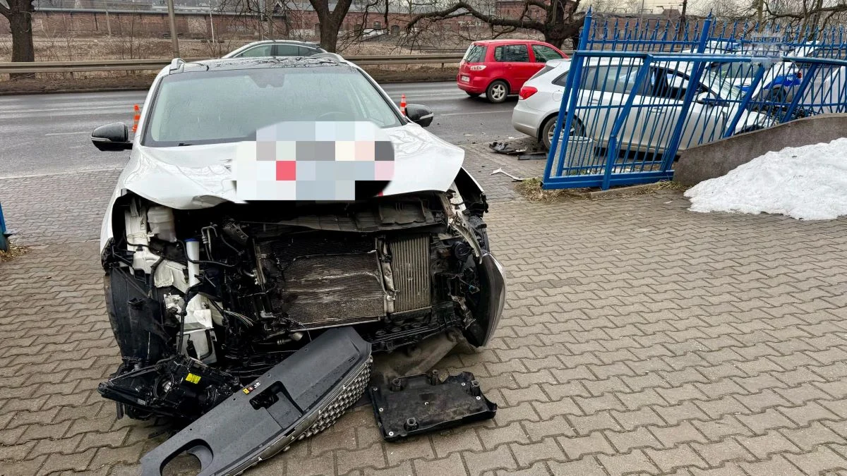 Groźne zdarzenie drogowe w Mysłowicach – 23-latek trafił do szpitala